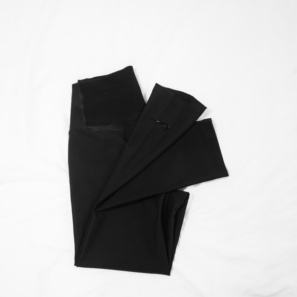 Nike 3/4 leggings with ribbed top.